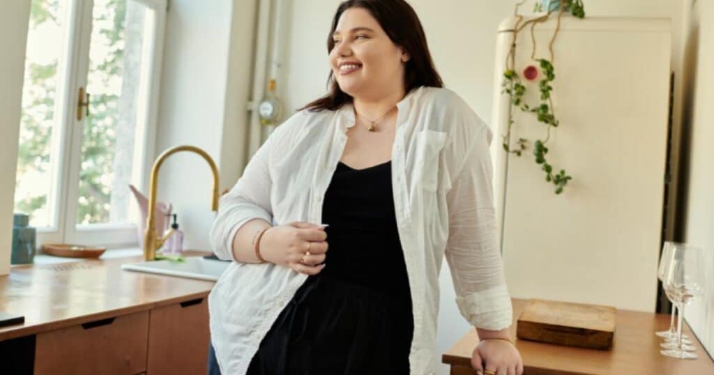 A smiling woman in her 30s who follows a healthy lifestyle to regulate cortisol levels and lose weight.